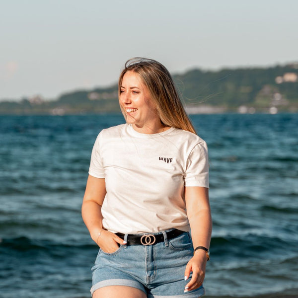 Femme avec un t-shirt écologique suisse au bord de la mer 